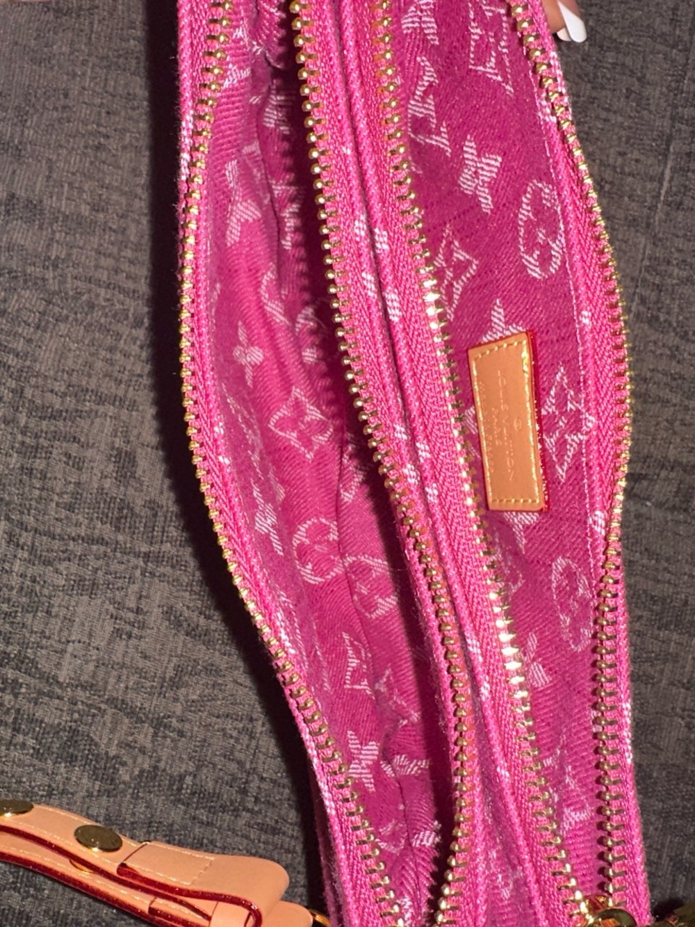 Lv monogram Poc - Picture 2 of 3